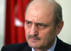 BAKAN'A AYAKKABI FIRLATTILAR