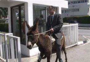 MECLİSE EŞEKLE GELDİ