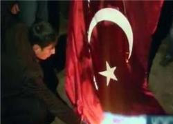 ERMENİSTAN'DA TÜRK BAYRAĞINI YAKTILAR