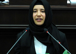 AYAKTA ALKIŞLANDI