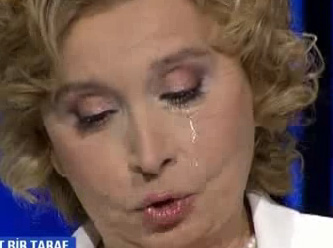 NAZLI ILICAK GÖZYAŞLARINA BOĞULDU