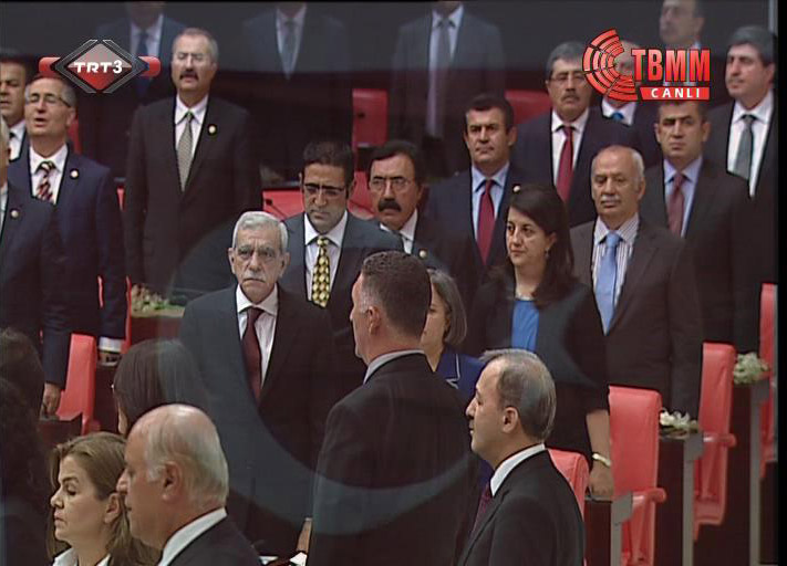 TBMM AÇILIŞINDA BDP'li VEKİLLER İSTİKLAL MARŞI'NI OKUMADI