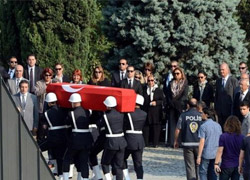 ÖZAL TOPRAĞA VERİLDİ