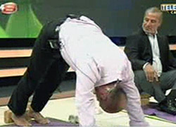 CANLI YAYINDA YOGA YAPTILAR