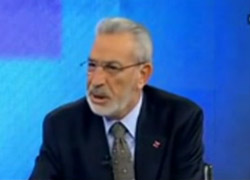 GAZETECİ DONDU KALDI