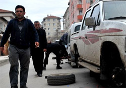 ALKOLLÜ GENÇLER MAHALLEYİ KARIŞTIRDI
