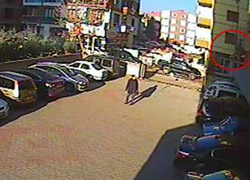 CAM SİLERKEN 3.KATTAN DÜŞTÜ