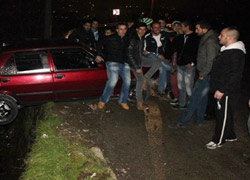ÇILGIN GENÇLER OTOMOBİLİ BÖYLE KURTARDI