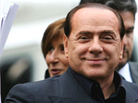 BERLUSCONI'DEN MARKEL'E SOK KARSILAMA!
