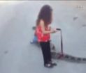 Küçük Kız Dev Yılanı Köpek Gibi Gezdirdi