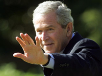 GAZETECI, BUSH'A AYAKKABI FIRLATTI