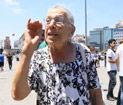 Eylemciler O Yaşlı Kadını Dövmeye Kalkışmış