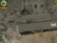 Tank üzerindeki işgalci siyonist, Filistinli keskin nişancı tarafından vuruluyor.