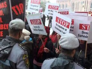 Davutoğlu'na Erivan'da Protesto