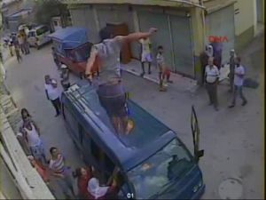 Balkondan Atlayıp Adam Dövdü