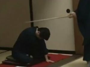 Japonya Başbakanı Kendini Sopayla Terbiye Ediyor