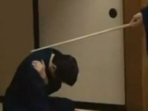 Japonya Başbakanı Kendini Dövdürüyor