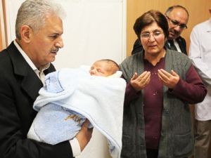 Bebeğin Kulağına İlk Ezanı Yıldırım Okudu