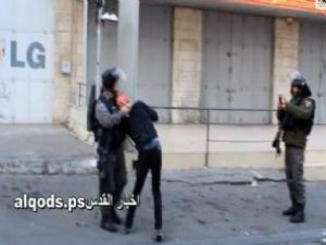 İsrail Askerlerinin 13 Yaşındaki Çocuğa Zulmü