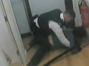 İngiliz Polisinden İnsanlık Dışı Uygulama
