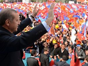 El Hareketi Yapan Kadını Meydanda Afişe Etti