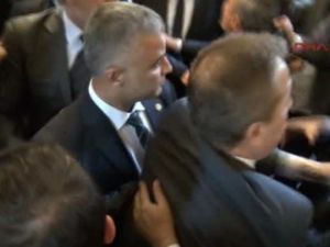 Kemal Kılıçdaroğlu'na Yumruklu Saldırı