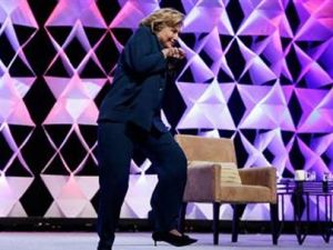Hillary Clinton'a da Ayakkabı Fırlatıldı