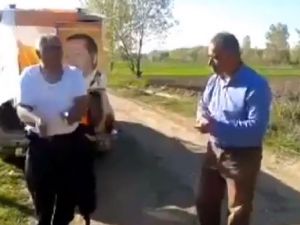 Dombra Şarkısıyla Kendinden Geçen Amcalar