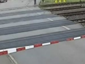 Trenin Altında Kalmaktan Son Anda Kurtuldu