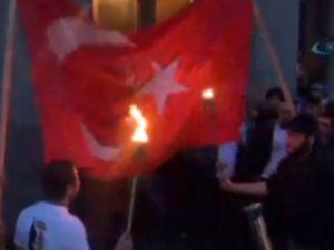Ermeniler Türk Bayrağı Yaktı