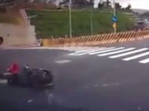 Motosiklet Sürücüsü Kanalizasyona Düştü!
