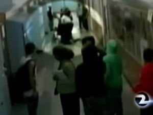 Sakat Öğrenciyi Döve Döve Bayılttı