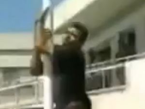 Türk Bayrağını İndirmeye Çalışan Rum'un Sonu