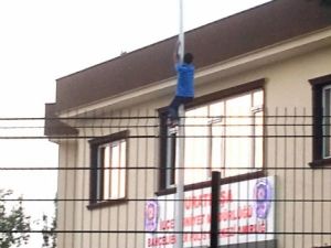 Bayrağı İndirmeye Çalışan şahsın Vurulma Anı Kamerada