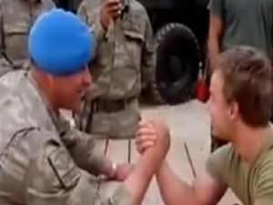Türk Askeri ile Hollanda Askeri Bilek Güreşi