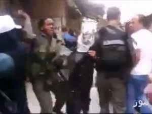 Filistinli Kadın İsrailli Askerler Tarafından Yumruklandı