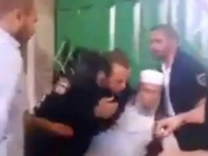 Yaşlı Adamı Döve Döve Dışarı Çıkardılar