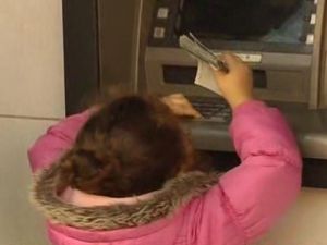 Küçük Kız ATM'den Servet Çekti