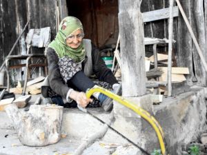 110 Yaşındaki Nine Yıllara Meydan Okuyor