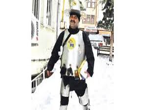 'Bela Savar' Postacı Zırhıyla İş Başında