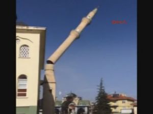Fırtına 40 Metrelik Minareyi Devirdi