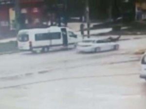 Minibüsten İnen Kadını Metrelerce Havaya Fırlattı