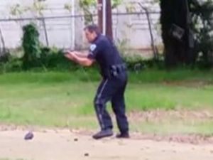 ABD Polisi Önce Sıktı Sonra Kelepçeledi