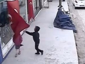 Bayrağı Öpen Çocuk