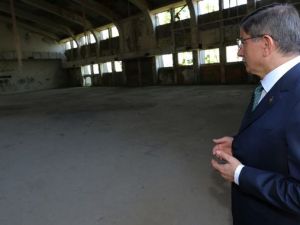 Menderes'in Yargılandığı Salonda Dua Etti