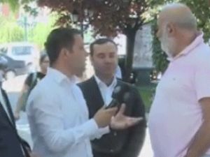 Aşağılık Adamın Ağzından Zehir Aktı