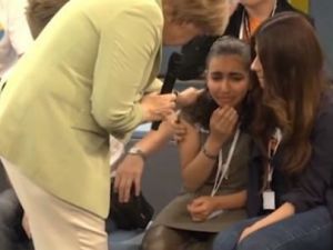 Merkel Filistinli Mülteci Kızı Ağlattı