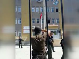 Türk Bayrağını Tekbirlerle Göndere Çektiler