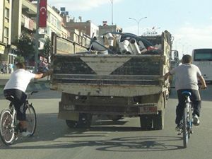 Bisikletli Gençlerin Tehlikeli Yolculuğu!