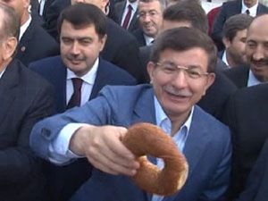 Davutoğlu Namaz Çıkışı Vatandaşlara Simit Dağıttı